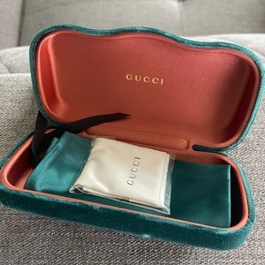 Gucci velvet sunglasses/Jewelry case,bag and duste